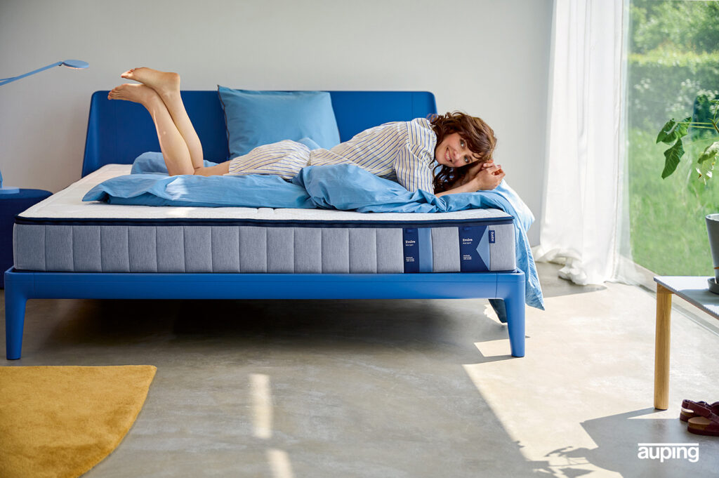 Lit Auping en tissu bleu vif, design minimaliste scandinave-hollandais