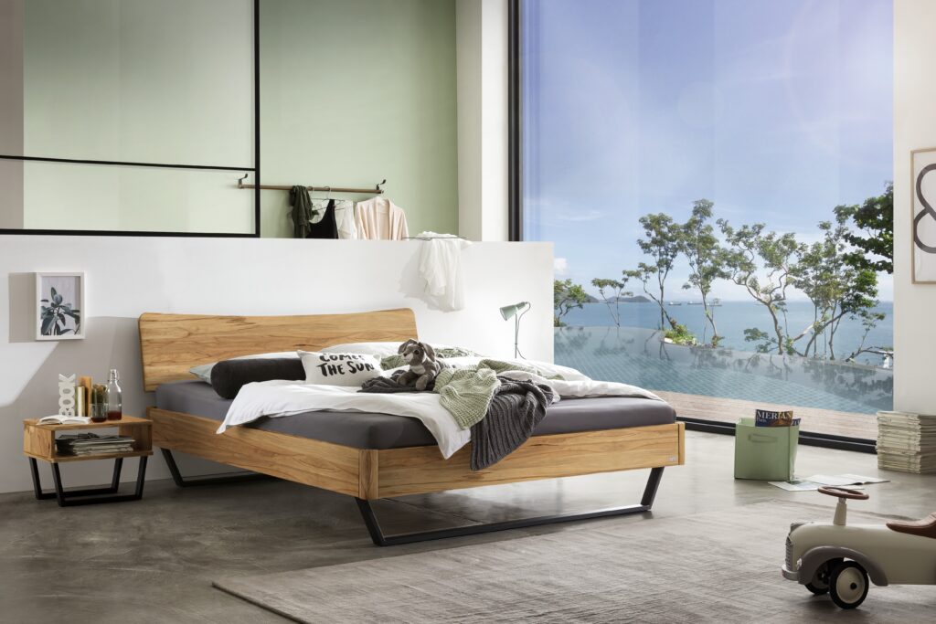 Cadre de lit Hasena en bois clair, design bas contemporain, ambiance naturelle