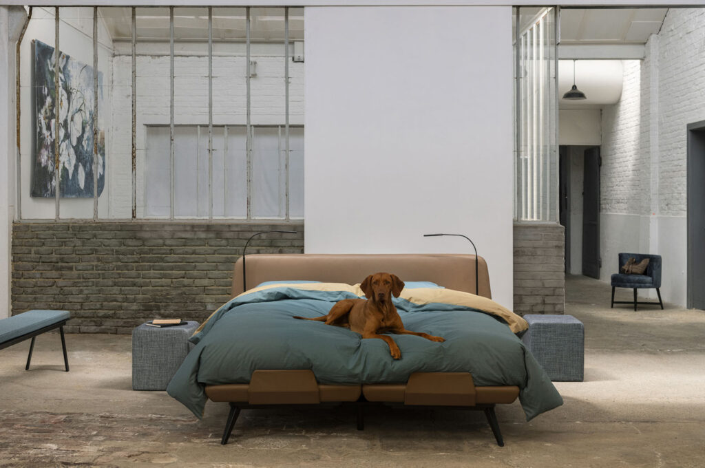 Boxspring Magnitude tissu bleu pétrole, pieds design, style vintage moderne
